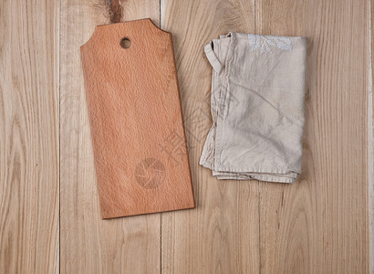橡木板桌上的形长方切割板和厨房毛巾图片