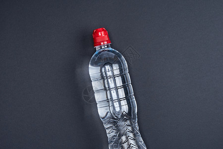 透明塑料瓶黑色底有淡水复制空间图片