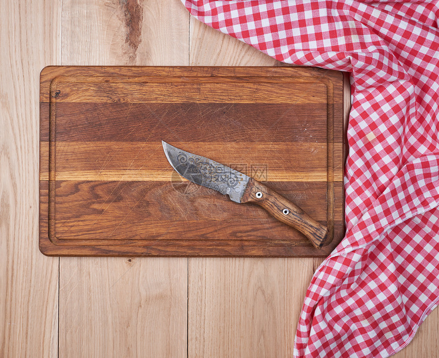 空的旧木制厨房剪板和餐桌上的刀子面风景图片