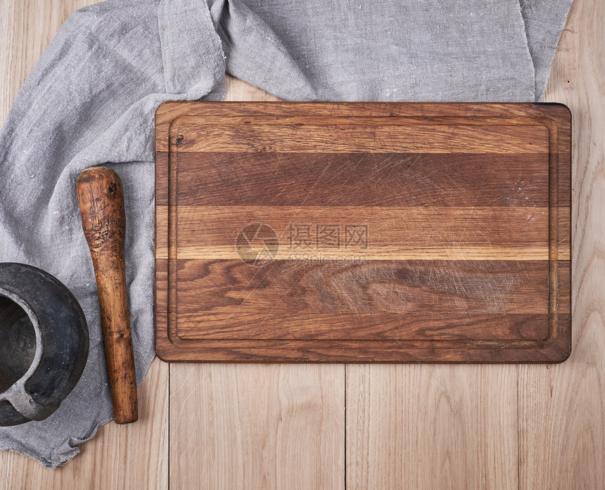 空的旧木制厨房剪板和一张桌子上的灰色毛巾面的风景图片