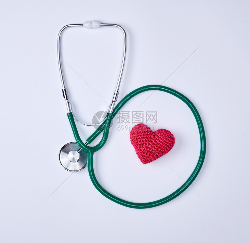 白色背景的绿医学听诊镜和红心图片