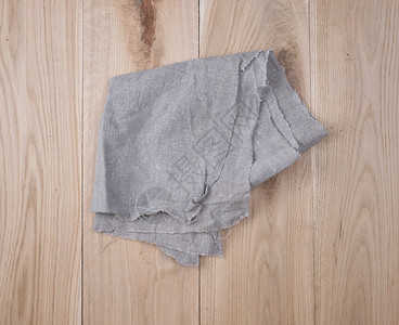 褐木背景顶视图上的折叠灰色毛巾图片