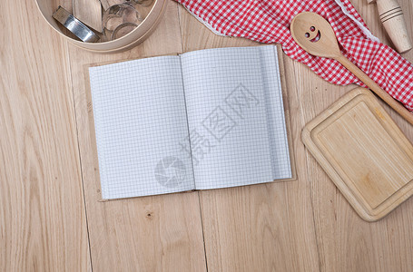 空白开放笔记本和木制厨房附件食谱概念顶视图背景图片