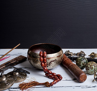 铜碗祈祷珠鼓石球和其他藏宗教物体复制空间图片