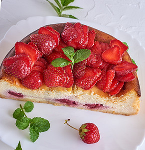 半蛋糕干酪和新鲜草莓在陶瓷板上顶层风景图片