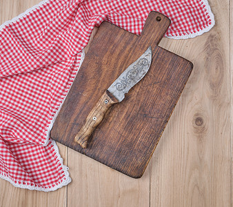 空的旧木制厨房剪板和一张桌子上的红毛巾面风景图片