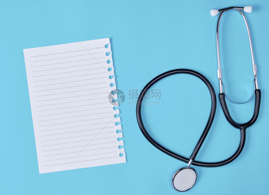 一条线上的白纸和蓝色背景的医学听诊器图片