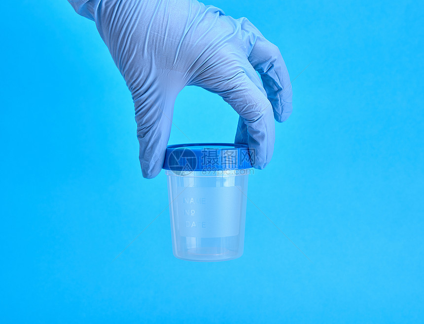戴空塑料罐子的手套用于验血蓝底图片