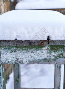 白雪在街上的木制桌子白天背景图片