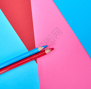红色和蓝的木铅笔彩抽象背景关闭图片