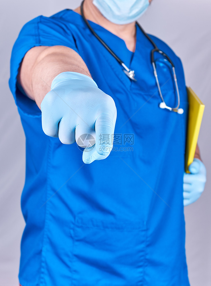 蓝色制服和乳胶手套显示势灰色背景图片