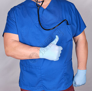 穿蓝制服的医生显示一个认可手势比如灰色背景图片