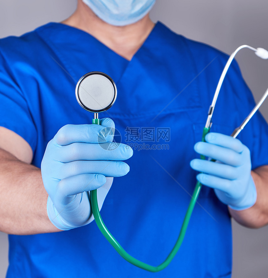 蓝制服医生和无菌手套带有选择焦点的医学听诊器图片