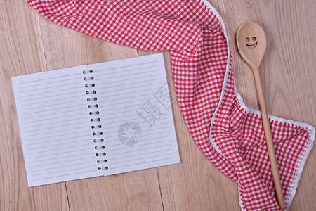 空开笔记本和木制厨房配件食谱概念图片