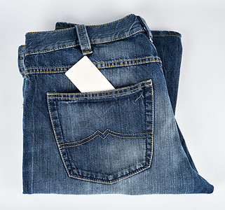 布口袋空白纸牌在蓝色牛仔裤的后口袋背景