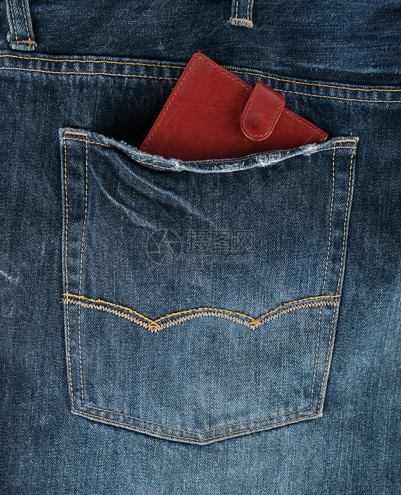 蓝牛仔裤后口袋的棕色皮钱包全框图片