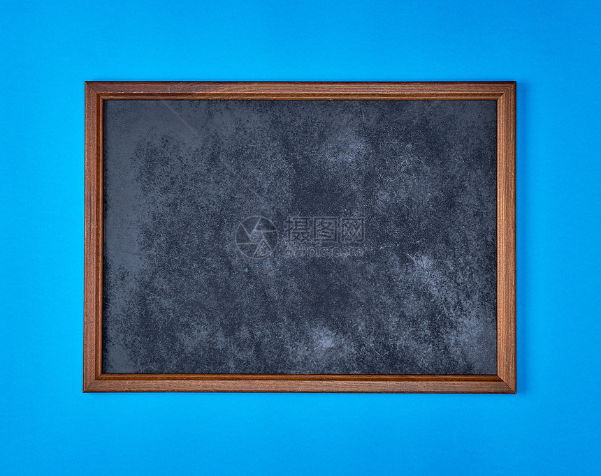 蓝色背景的木形空粉笔板复制间图片