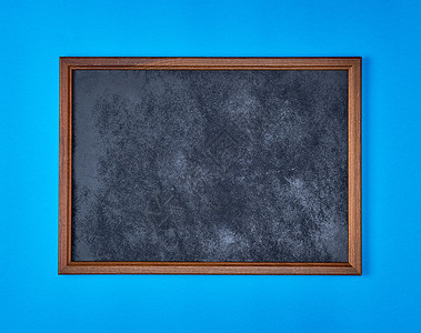 蓝色背景的木形空粉笔板复制间图片