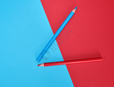 彩色抽象背景复制空间的红色和蓝木铅笔图片