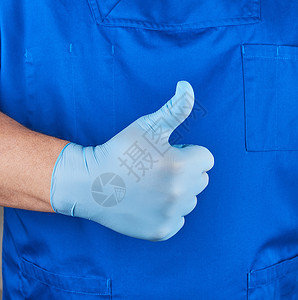 穿蓝制服的医生展示了一种认可手势像是关门了图片
