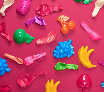 儿童抽象背景塑料玩具和多色气球图片