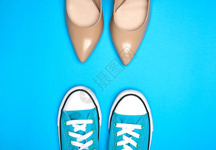 蓝色背景的白鞋带最上视图选择舒适鞋的概念图片