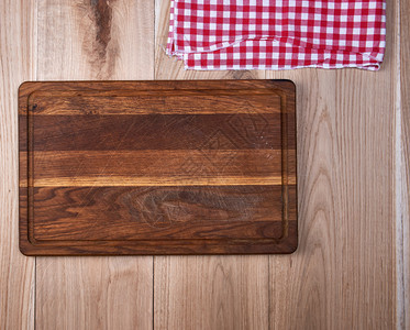 空的旧木制厨房剪板和棕色桌子上的红毛巾从到下图片