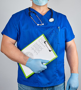 蓝制服医生和无菌乳胶手套的剪贴板上印有白纸灰色背景的白纸图片