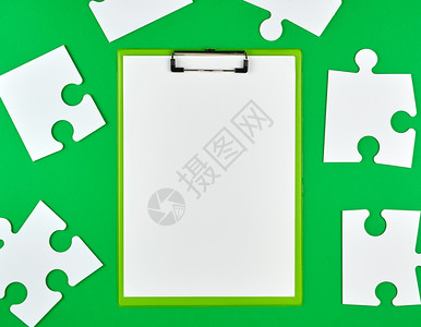 绿色背景顶视图上的绿色背景和白大纸拼图图片