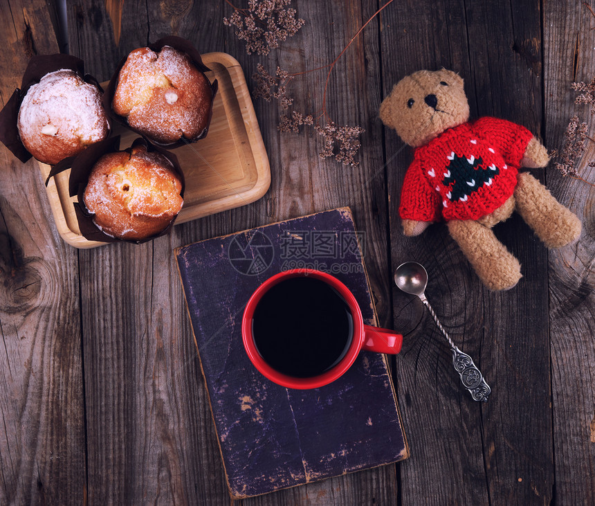 红瓷杯黑咖啡和烤松饼在木板上灰色桌顶楼图片