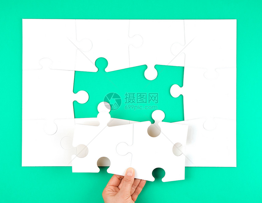 女手在绿色背景上填空白大拼图缺少两个元素最高视图图片