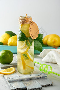 在玻璃瓶里喝柠檬水熟新鲜柠檬白底图片