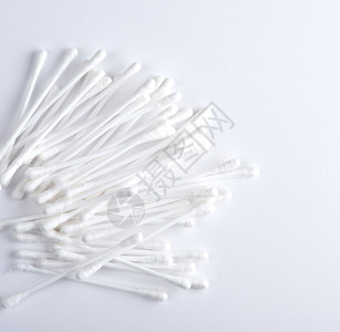 白棉塑料棒用于耳清洁的棉签背景图片