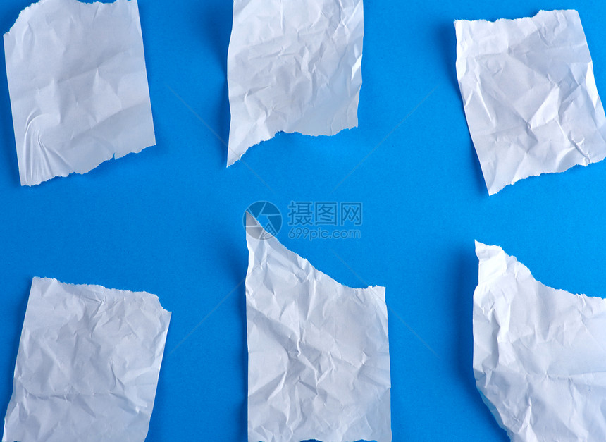 蓝色背景的白纸碎片关闭图片