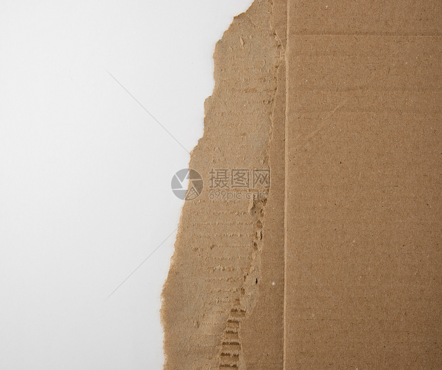 盒子中的棕色纸白背景上的撕破边缘复制空间关闭图片