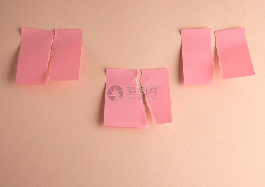 三张纸粉红色贴撕成两半合上图片