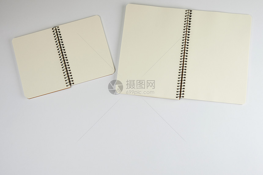 顶视图白色背景上有两个空白页的螺旋笔记打开两个螺旋笔纸图片