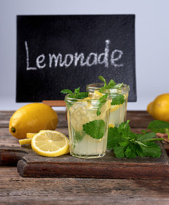 喝柠檬汁薄荷叶在玻璃杯中图片