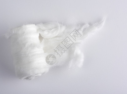 白色医用棉制成一卷白色背景顶视图图片