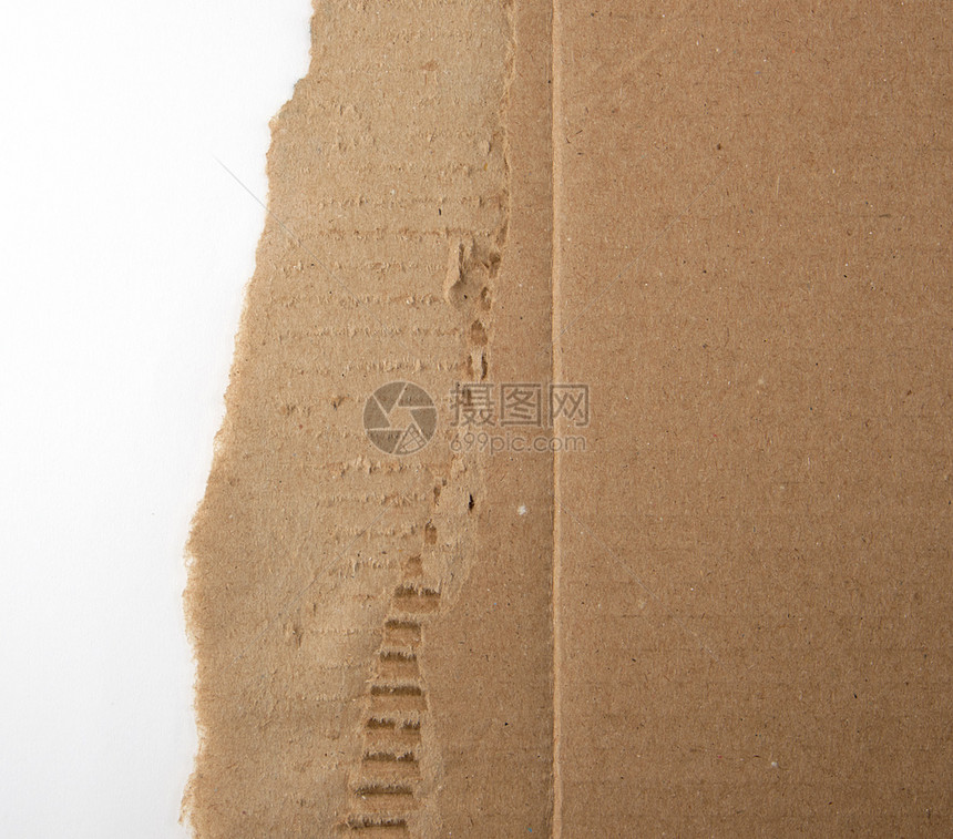 盒子中的棕色纸白背景上的撕破边缘复制空间关闭图片