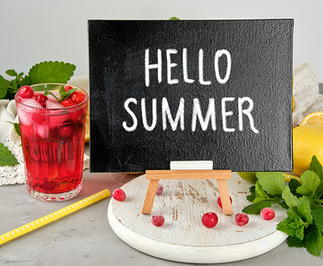 写暑期饮料食谱和一杯子的黑白粉板配有橙子柠檬汁新鲜黄和后面的薄荷绿色图片
