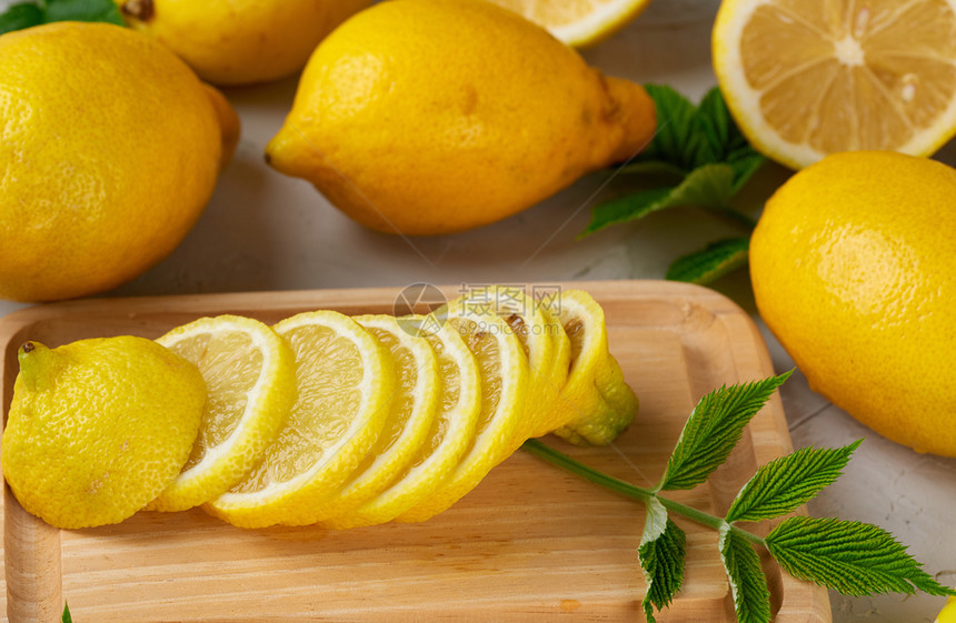 全部新鲜黄色柠檬和切片水果用于制作夏季饮料的原最高视图图片