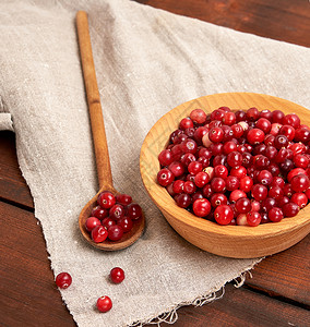 红色的莓成熟林金放在白桌上的木碗里顶层风景图片