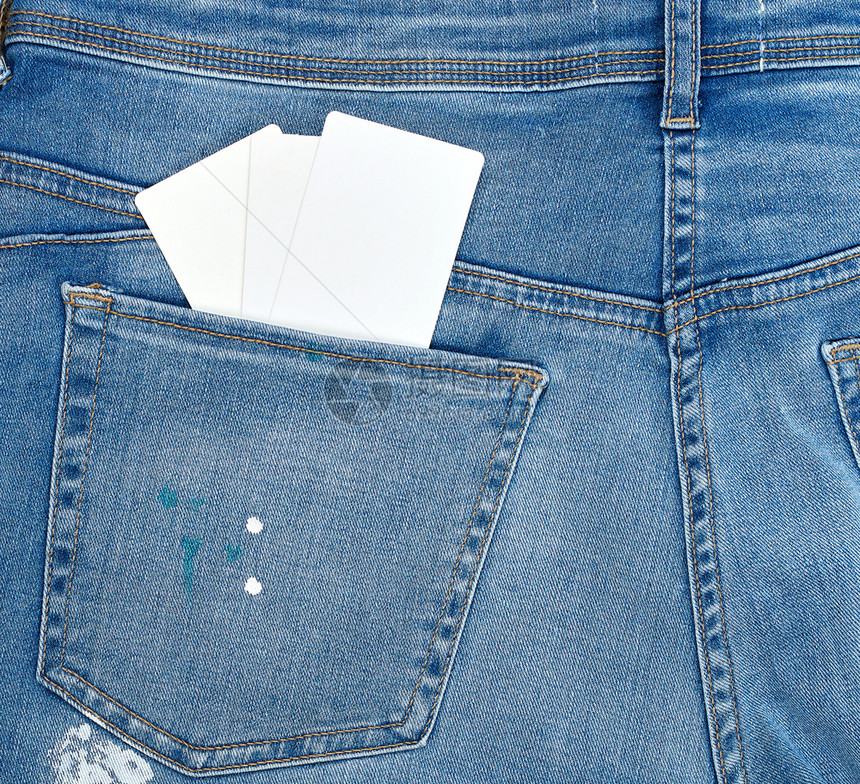 空白纸卡片在蓝牛仔裤的后口袋里全框图片