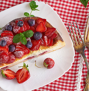 干酪蛋糕和新鲜草莓放在白色陶瓷板上关闭图片