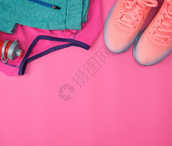 穿运动服鞋在粉红色背景复制空间平铺上瓶装的子中饮水鞋和淡图片