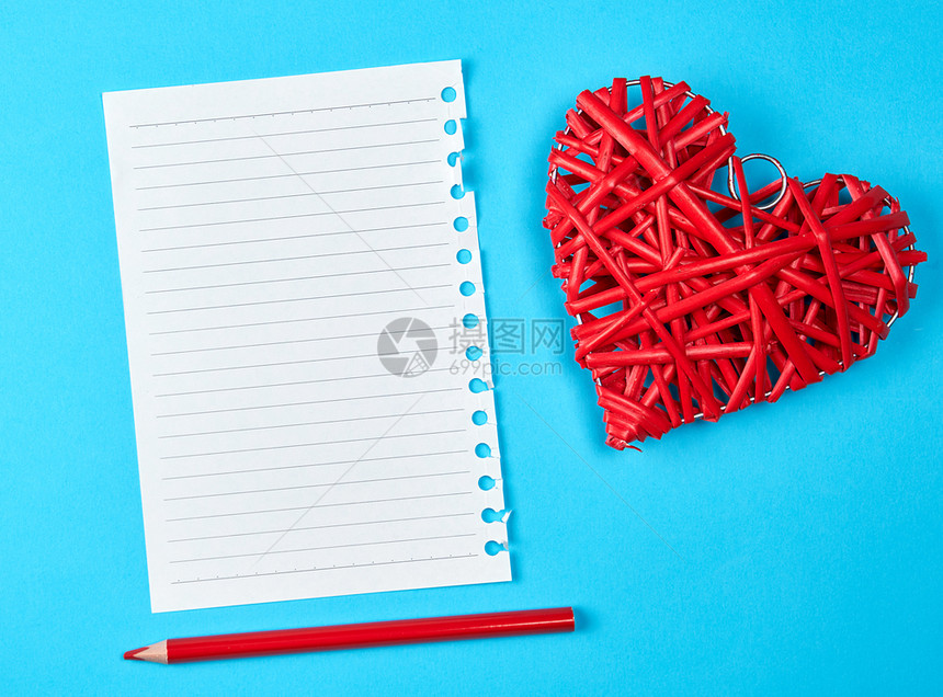 红色心木柱和一张空白纸笔在铅旁边蓝背景图片