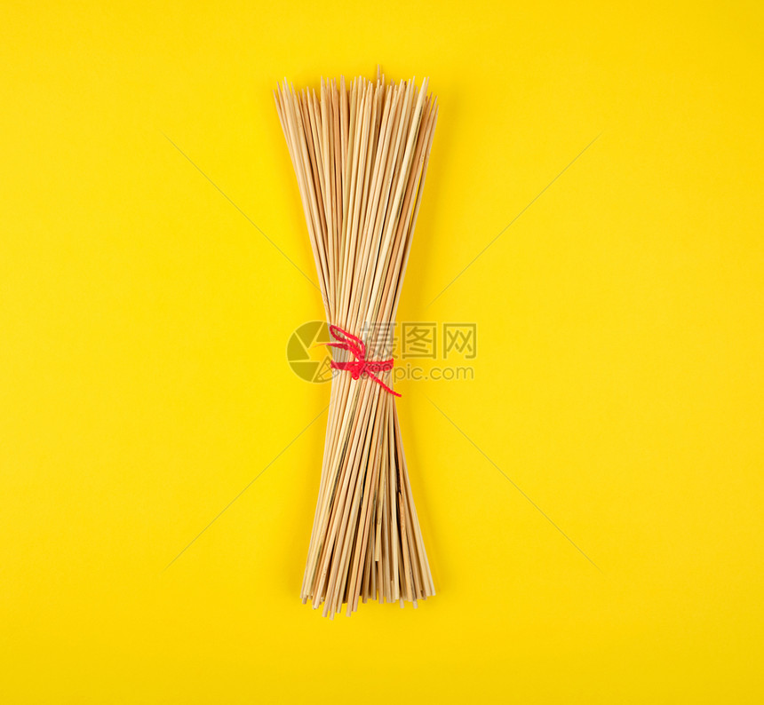 黄色背景上的相关尖利竹棍烧烤俯视图图片