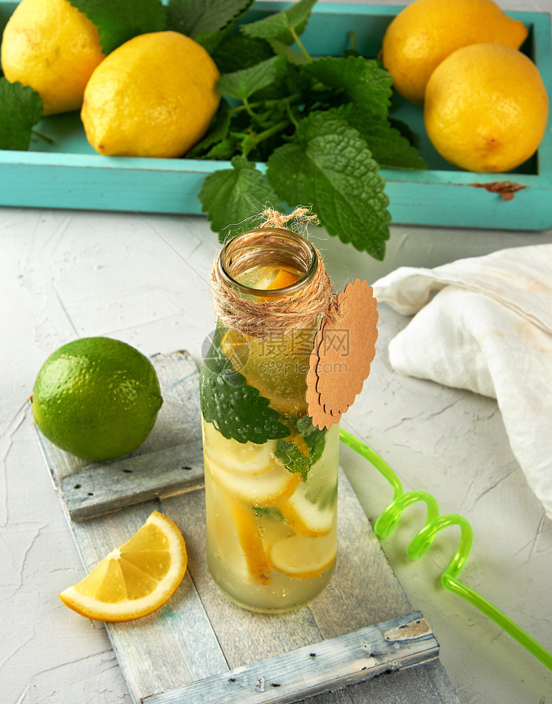 在玻璃瓶里喝柠檬水和熟的新鲜柠檬顶层风景图片