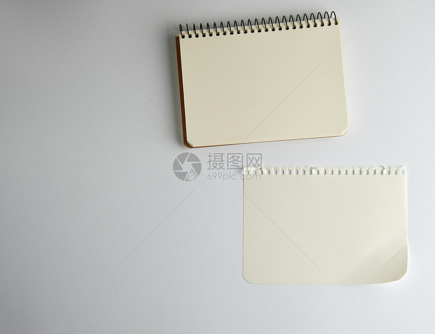 顶视图在白色背景上用空工作表打开螺旋笔纸图片